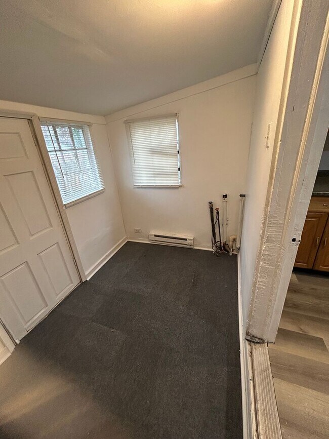 Building Photo - Vaccancies