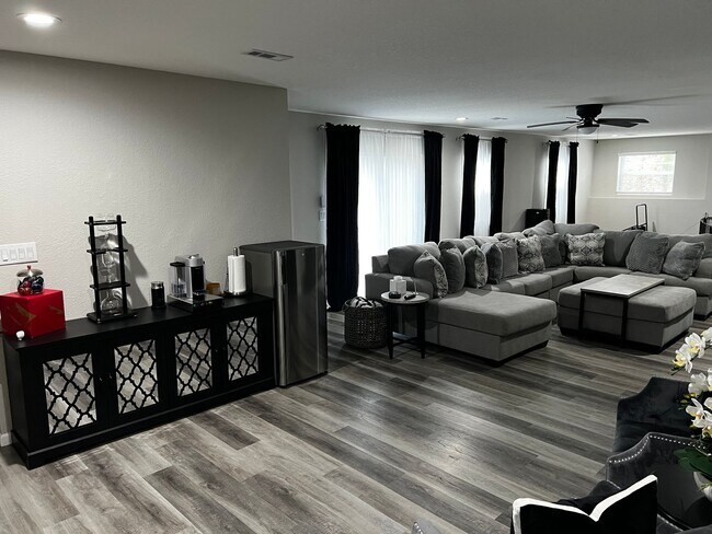 Building Photo - beautiful updated large home