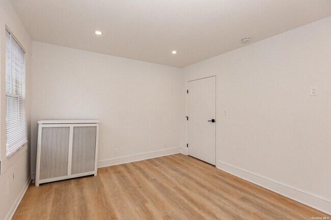 Building Photo - 19 Bellport Ln