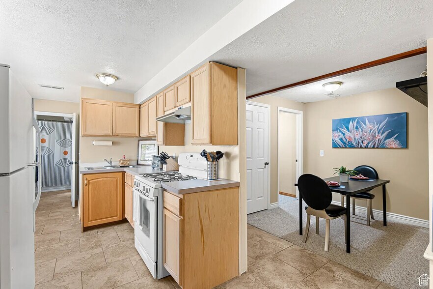 Kitchen - 11770 S Dry Creek Rd