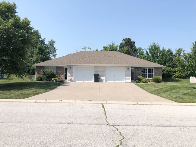 Building Photo - 2 Bed Single Level Duplex in Grain Valley