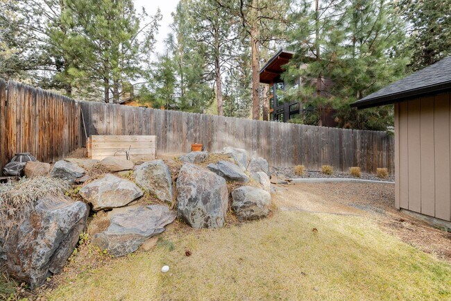 Building Photo - Furnished Rental in Desirable NW Bend Neighborhood