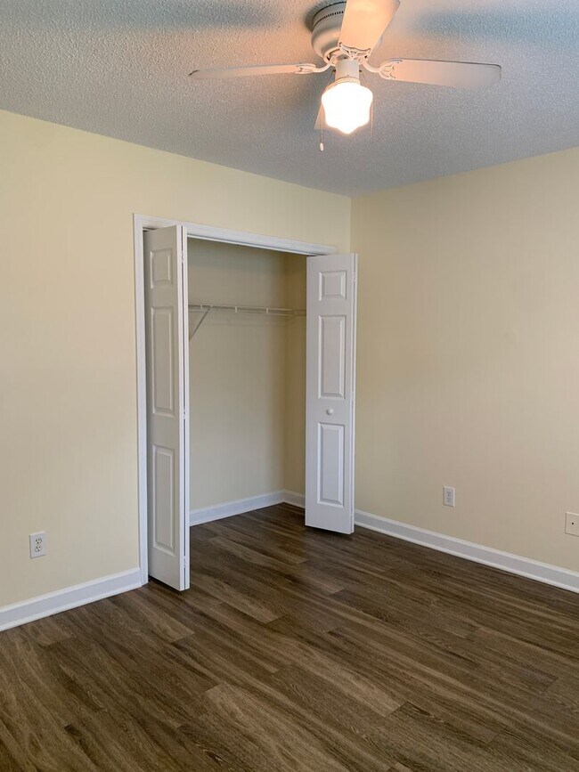 Building Photo - 3 Bedroom 2 Bath House Available on Hillsdale Drive
