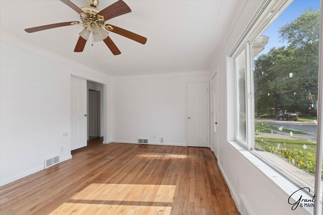 Building Photo - $1350 3 bedroom bungalow Eastpointe