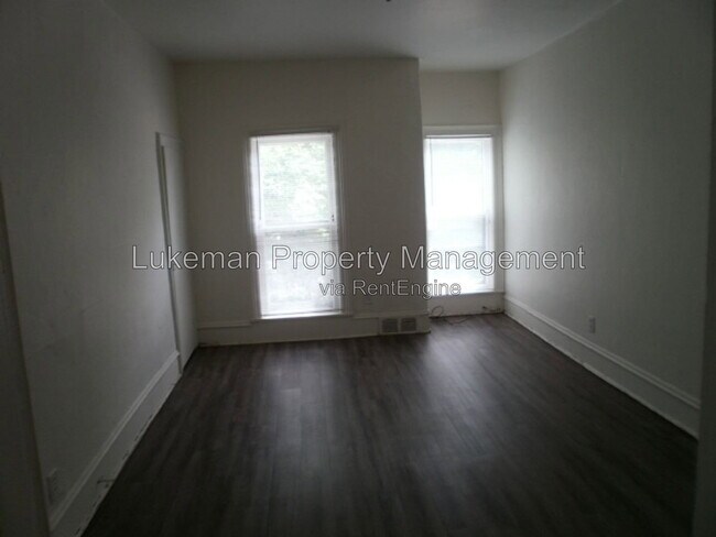 Building Photo - 932 S Park St