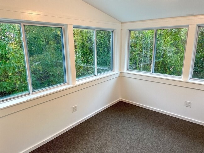 Building Photo - 125 Maple St