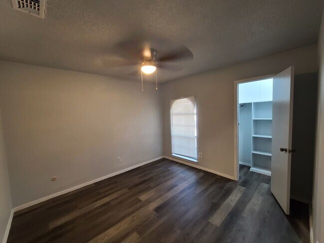 Building Photo - 4 bed 2 baths Coming soon!