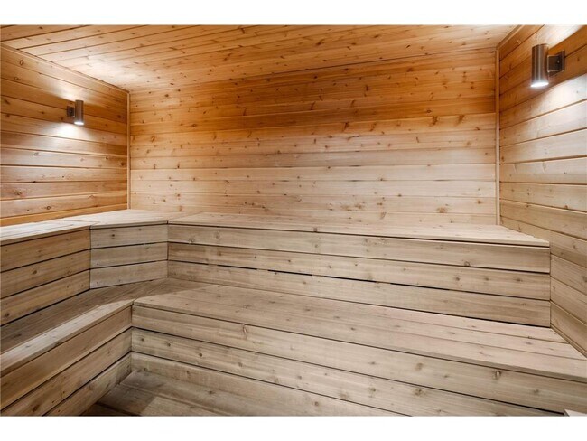 Building Photo - 433 S 7th St