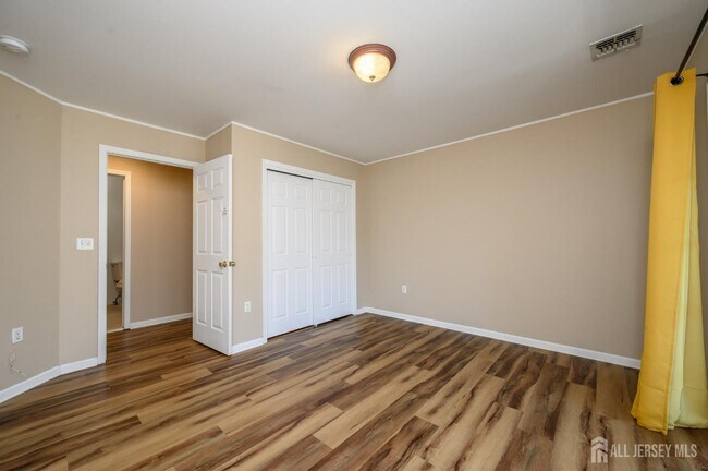Building Photo - 303 Pinelli Dr