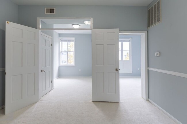 Building Photo - Terrific Two Bedroom Gem in Georgetown! Pa...