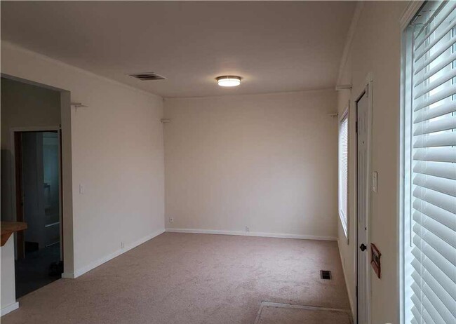 Building Photo - 2 BD 1 BA home with easy transit