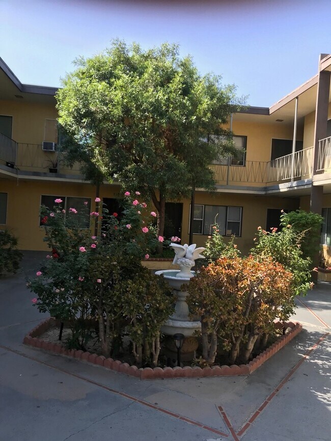 Building Photo - Spacious 1-Bedroom Apartment in Van Nuys – Second floor