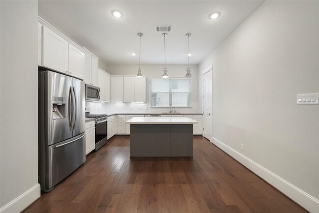 Building Photo - 1268 N Post Oak Rd