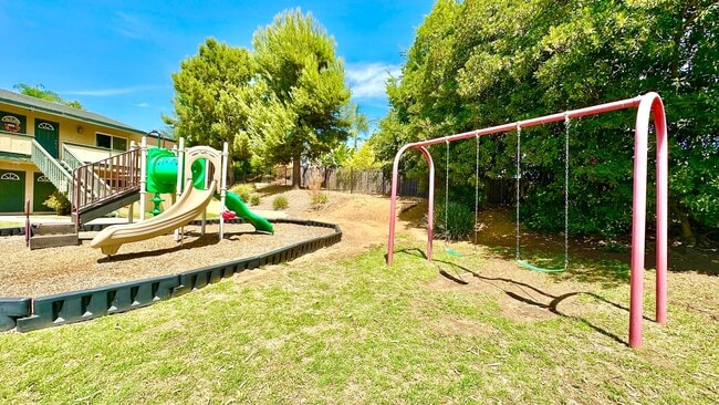 Building Photo - Darling, Upstairs, Corner-End Condo Unit i...