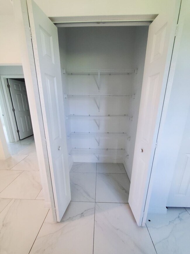 Building Photo - MOVE IN READY-3/2/1-PUNTA GORDA, FL