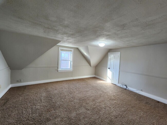 Building Photo - Spacious 3 Bedroom 1.5 Bathroom Home