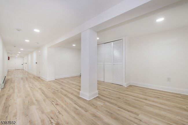 Building Photo - 48 N York St