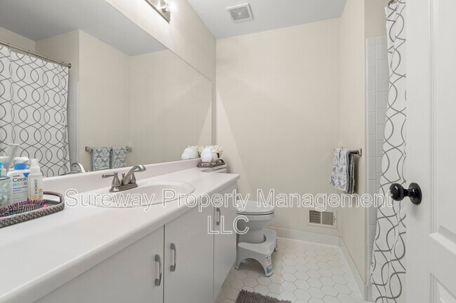 Building Photo - 221 Lookout Pl