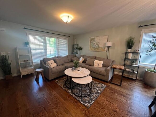 Building Photo - Charming 3-Bedroom Home with Modern Comfor...