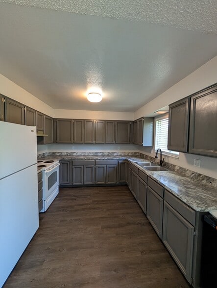 Building Photo - 1827 S Fairway Dr