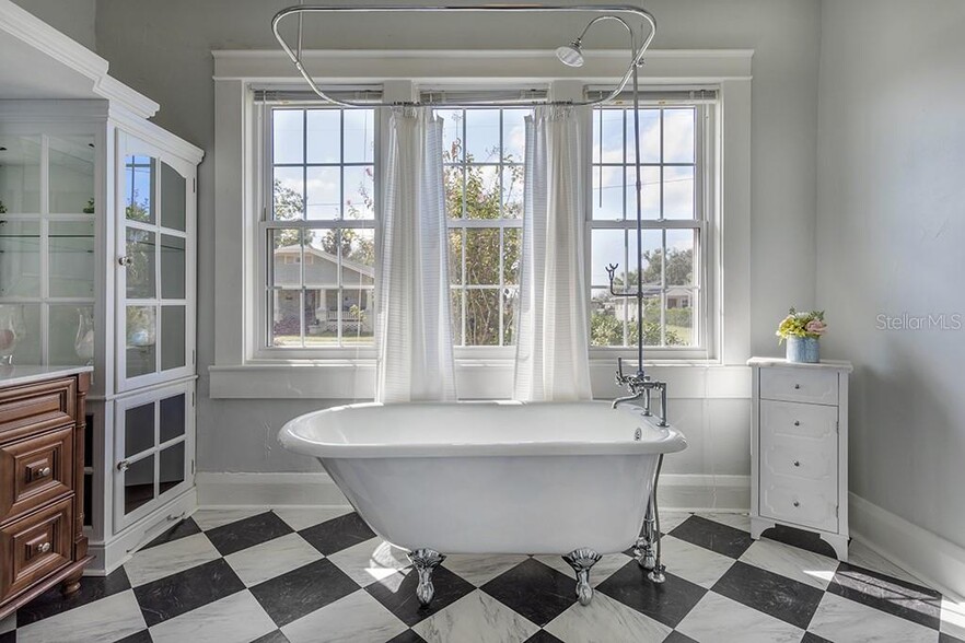Master bathroom - 407 W Park Ave
