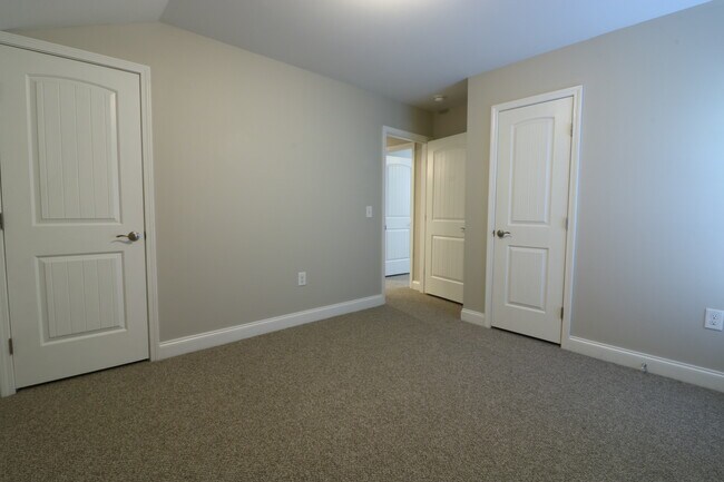 Building Photo - 383 E Woodland Dr