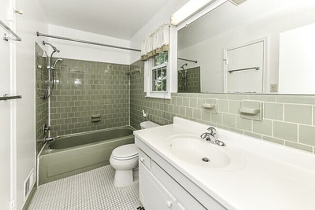 Building Photo - Spacious 4 Bed 2/2 Bath Home with Park-Lik...
