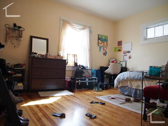 Building Photo - Don't miss out on this 1 bed in Brighton.... April or May Move in!!