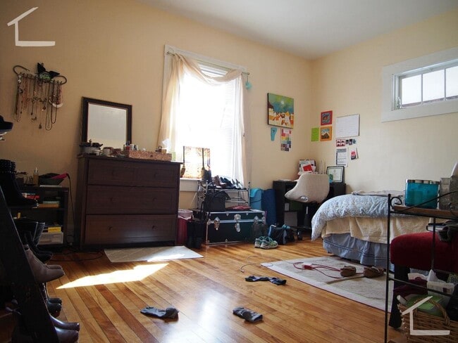 Building Photo - Don't miss out on this rare pricing 3 bed in Brighton.... April or May Move in!!