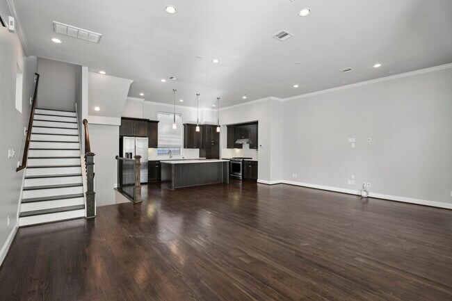 Building Photo - 1040 W 26th St