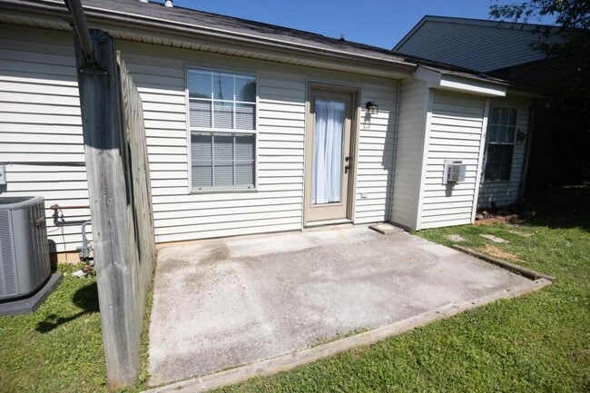 Building Photo - 130 Hawthorne Oaks Way