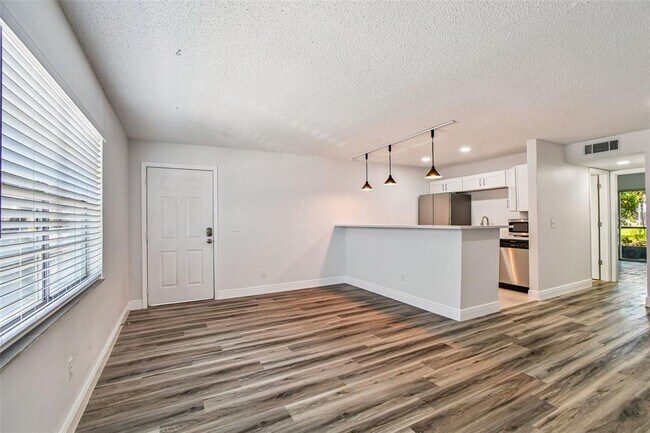 Building Photo - 9125 Tudor Dr