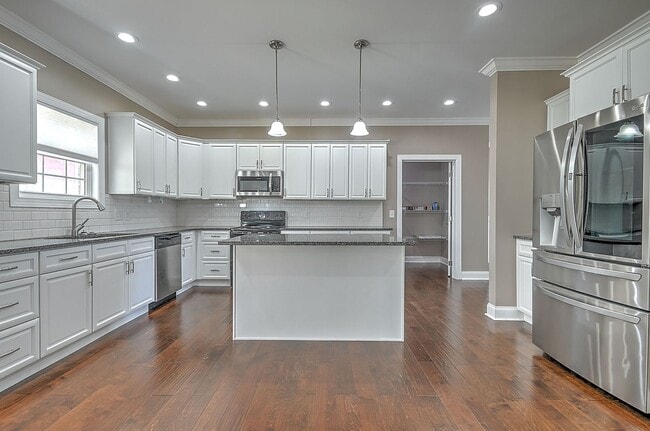 Building Photo - 4 Bedroom / 2.5 Bath Home  Kingsport, TN