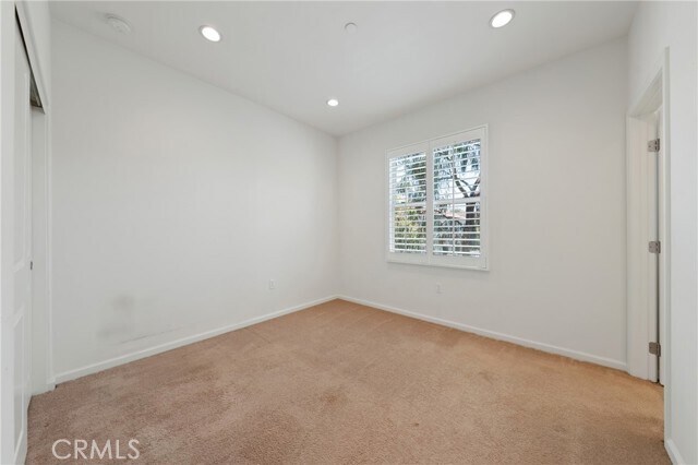 Building Photo - 75 Emerald Clover