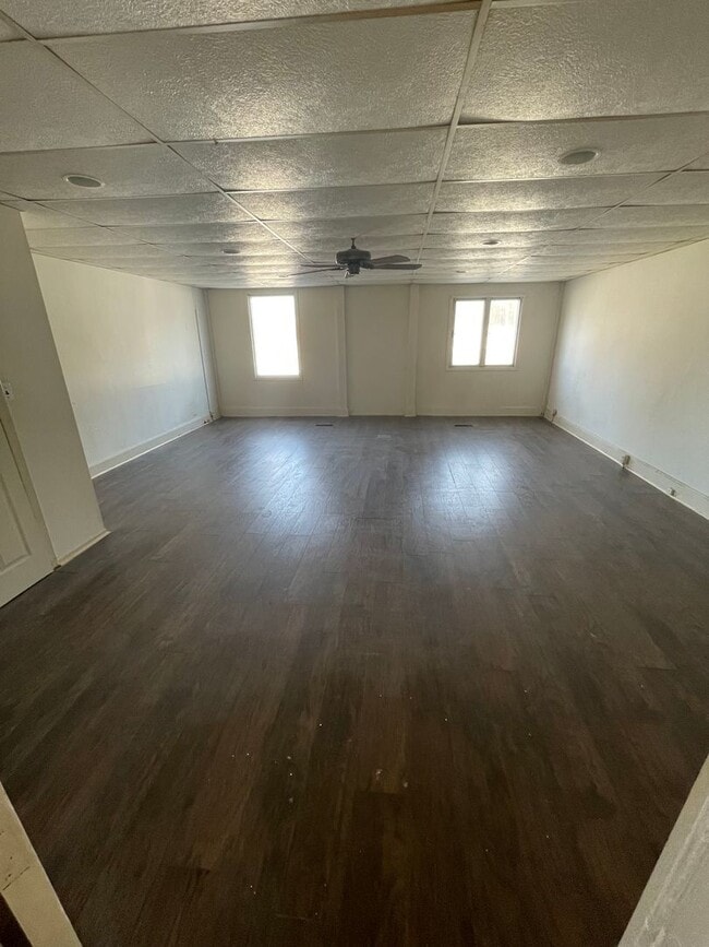 Building Photo - HUGE 4 Bedroom Apartment