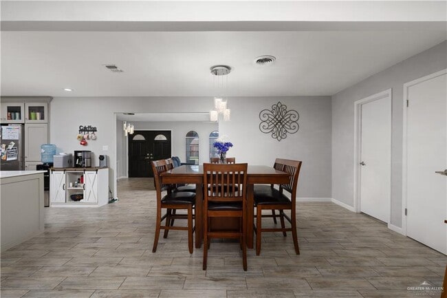 Building Photo - 9 Poinciana St