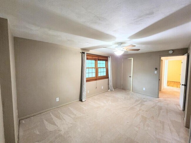 Building Photo - 1444 S Twin Lake Rd