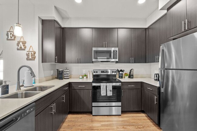 Building Photo - 711 W Broadway Rd