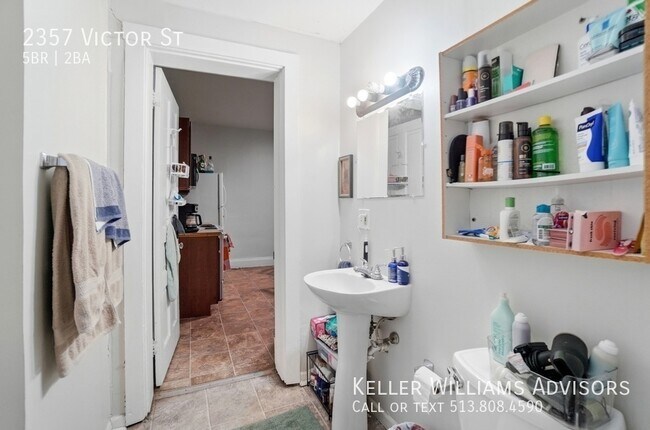 Building Photo - 2357 Victor St