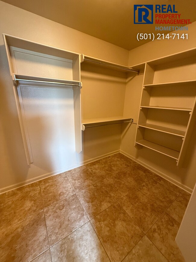 Building Photo - 2232 Ingleside Dr