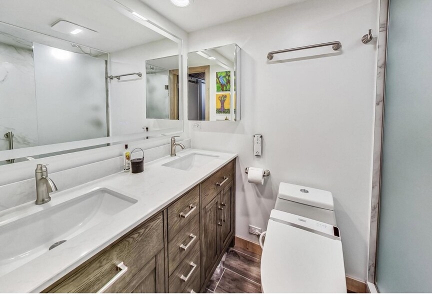 Hall bath with lighted fog mirror, shower with multiple body sprays - 150 W Eugenie St