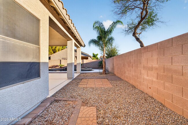 Building Photo - 921 W Dana Dr