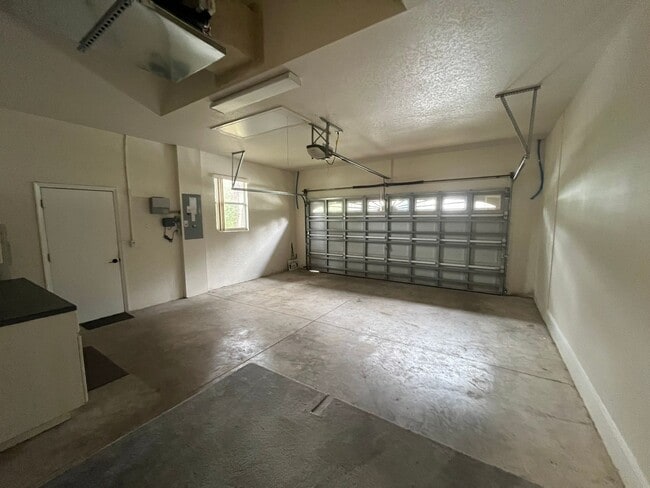 Building Photo - Beautiful 3/2/2 on 1/3 of an acre