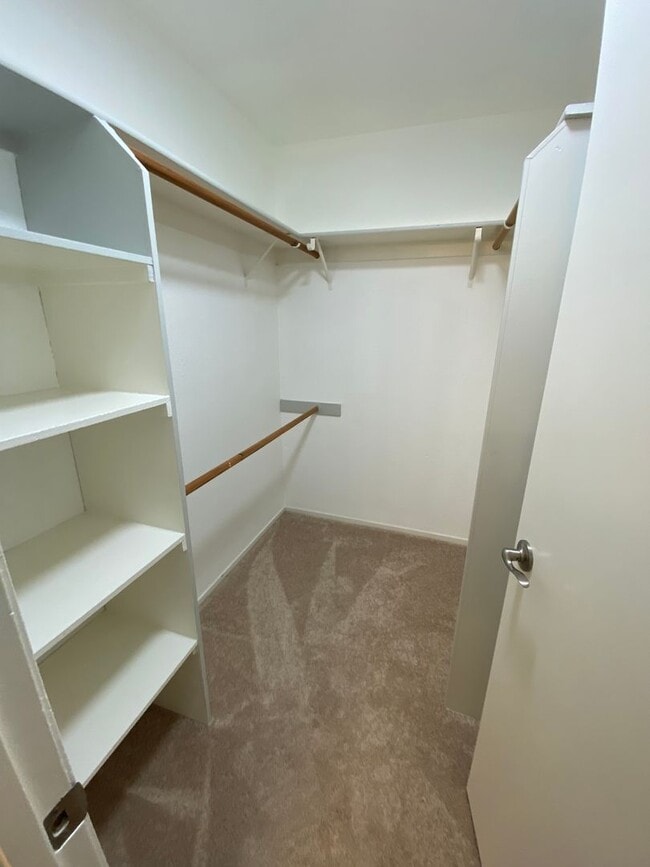 Building Photo - Advent - Low Deposit Condo W/ Parking, Lau...