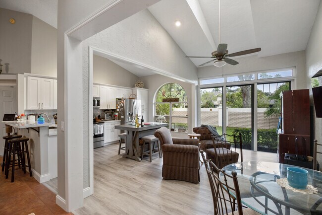 Building Photo - 202 Sabal Palm Ln