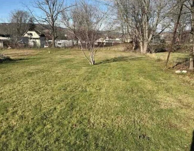 Building Photo - 27 Evans St