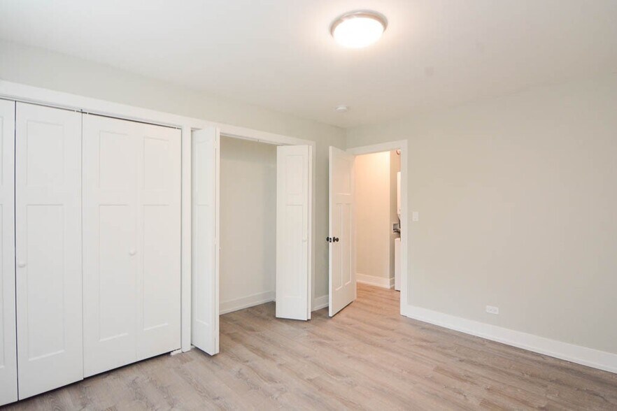 Building Photo - 533 W Surf St