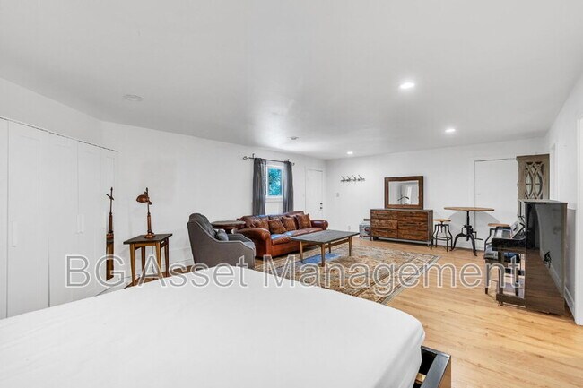 Building Photo - 981 Castle Rock Rd