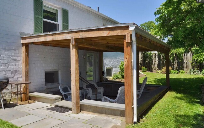 Building Photo - Sassy on Sangamore - 3 BED + 2 FB Av. Earl...