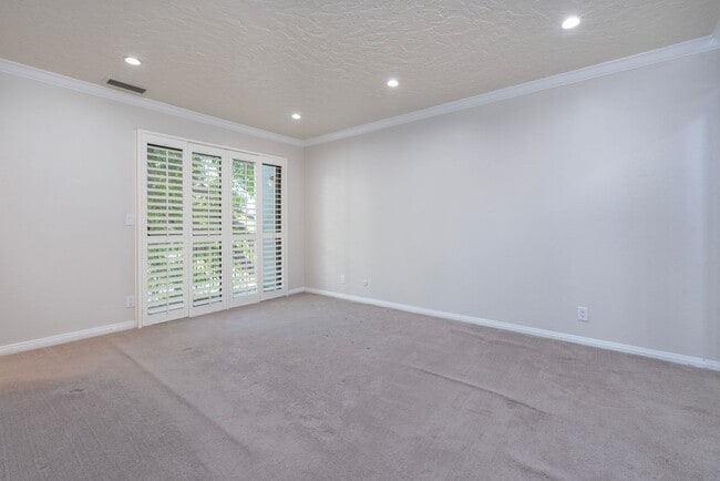 Building Photo - Updated private 2 bedroom/2.5 townhouse in...